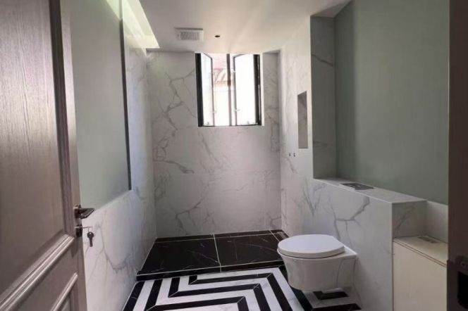 Wutong District, old apartment building, with outdoor area, windows offering views of greenery