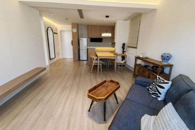 Modern & Nice view 2 br with good price in HuangPu ,near People square. L2/10 NanJing Rd(E) St.