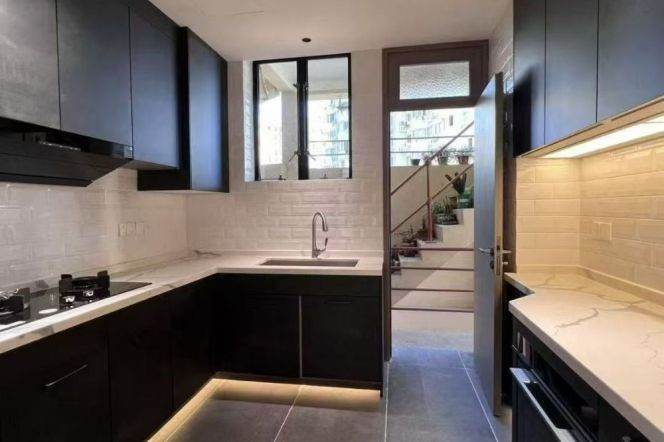 Wutong District, old apartment building, with outdoor area, windows offering views of greenery