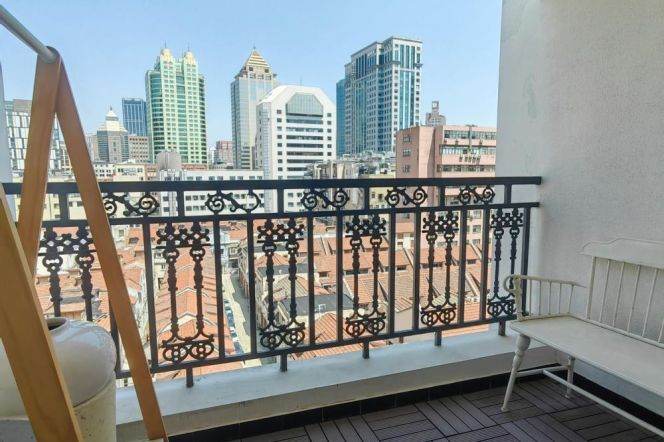 Modern & Nice view 2 br with good price in HuangPu ,near People square. L2/10 NanJing Rd(E) St.