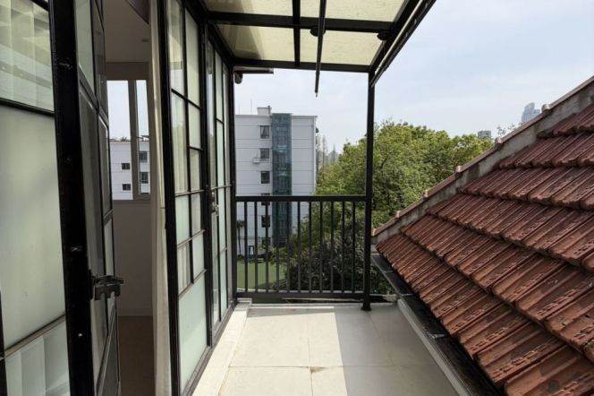 Bright&Spacious 3BR Old Apt w/Balcony nr Jiaotong University Station
