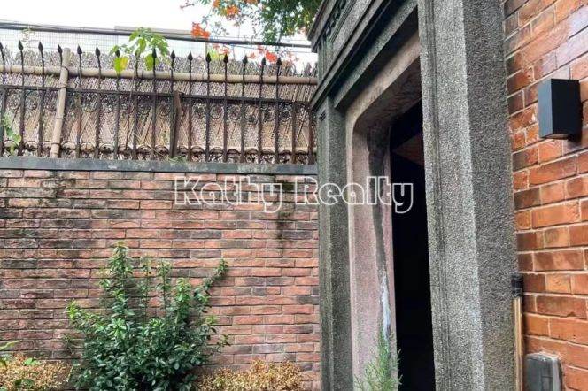 Nice Yard 2+1BR APT Fuxing(w) Rd Changshu Rd 10.5k