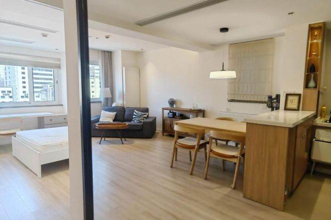 Modern & Nice view 2 br with good price in HuangPu ,near People square. L2/10 NanJing Rd(E) St.