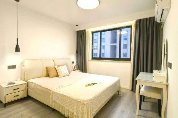 Spacious one bedroom Apt+Floor heating+central AC+oven @ Zhongshan Park