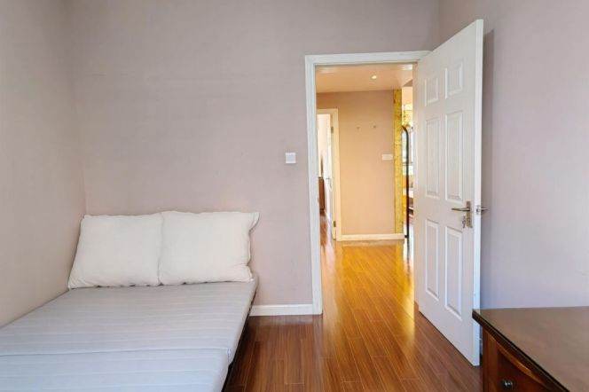 Nice compound & Spacious 2 br  in Jing'an .L 2/12/13 West NanJing Rd near SuZhou Creek