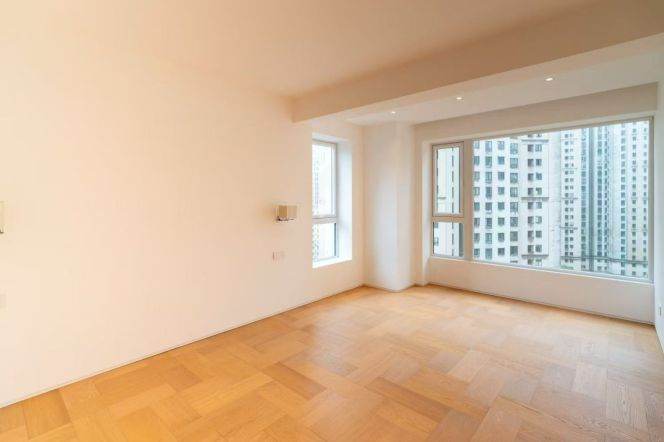 Brand new decoration 4brs with floor heating and balcony belonged to Xintiandi area