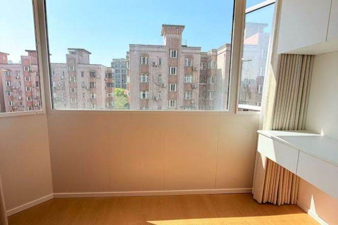 Modern 2brs/110sqm & elevator/oven @Zhongshan Park & Line 2/3/4