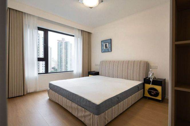 The Courtyards high floor spacious 3brs/2lv/2bt apt with floor heating; L2/11