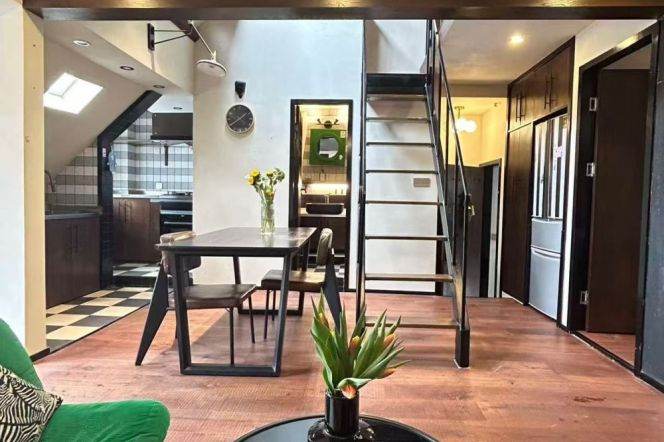 Huaihai Middle Road subway station, a 4-meter-high living room with a large outdoor balcony