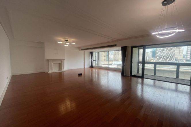 Modern 4brs with balcony  in Xintiandi 