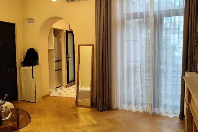 Well decorated 1br apt with balcony / West Nanjing rd