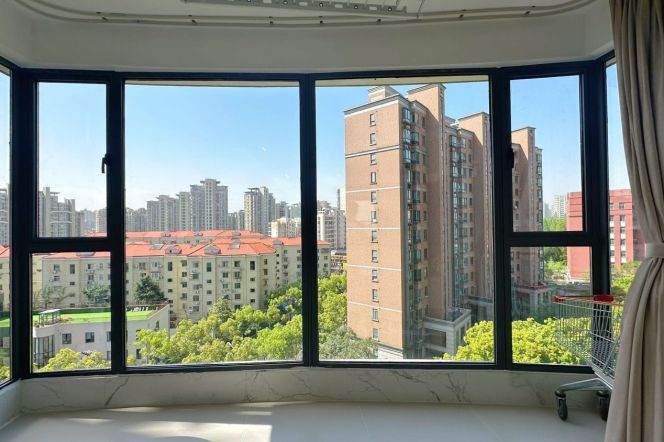 Luxury River-View Smart Home | Panoramic Views | 500m to Line 14