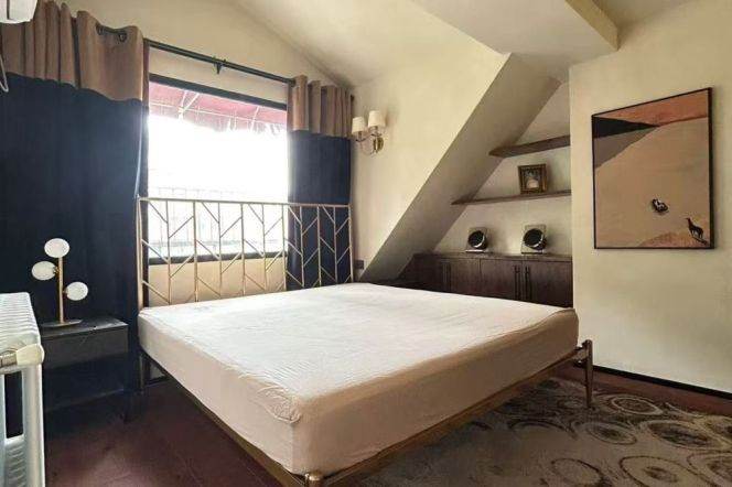 Huaihai Middle Road subway station, a 4-meter-high living room with a large outdoor balcony