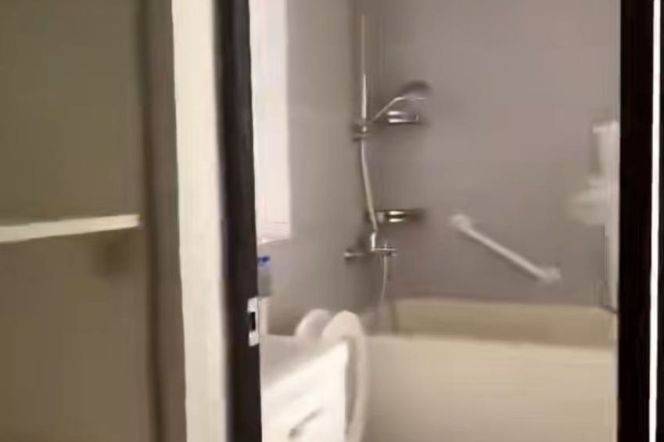 South Shanxi rd 1+1BR 2BATH with balcony