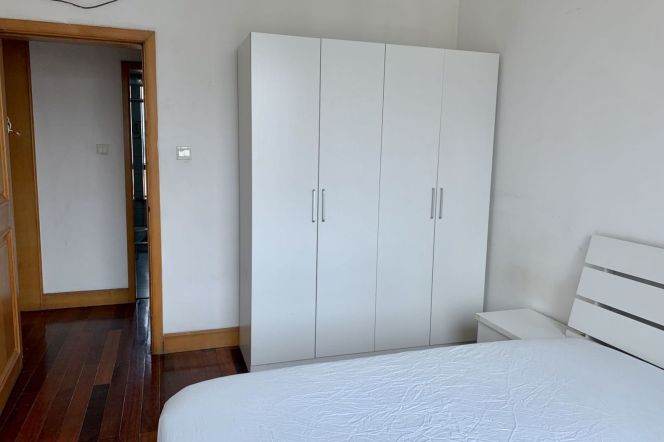 Cozy room near Tiantong rd, close to East Nanjing rd/TJU, m-lines 2&10, beside the Suzhou Greek