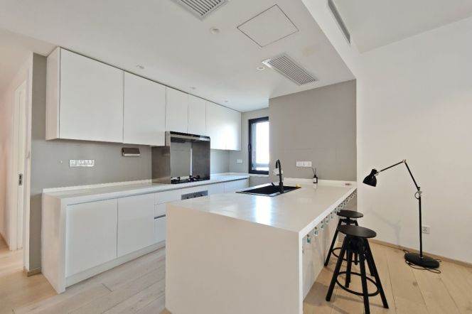 Modern 4brs with balcony and floor heating  in central downtown 
