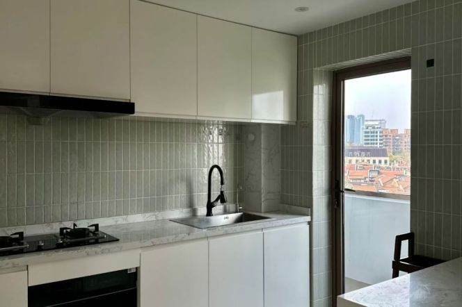 Jiashan Rd metro/2br2bt/central AC/floor heat/oven/balcony