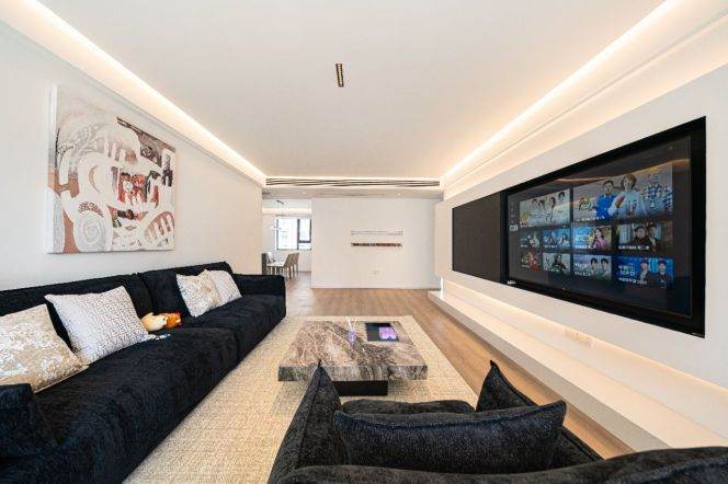 Newly renovated spacious 3br 2bt balcony floor heating Compound has BBQ Garden 