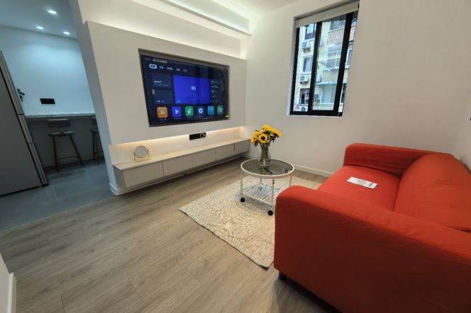Modern and clean 1 BR 1 LR near Changshu rd station. 