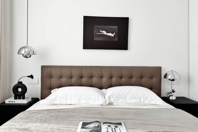 L 3, 4,10 Hongqiao Rd Metro Station  on both south sides of the elevator, with good lighting.