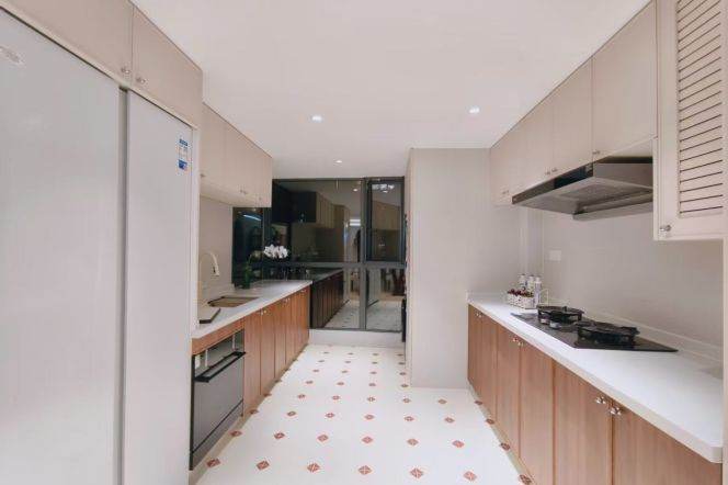 Lvzhou City Garden L 7 13, Changshou Road Metro Station. 3 brs, with underfloor heating 