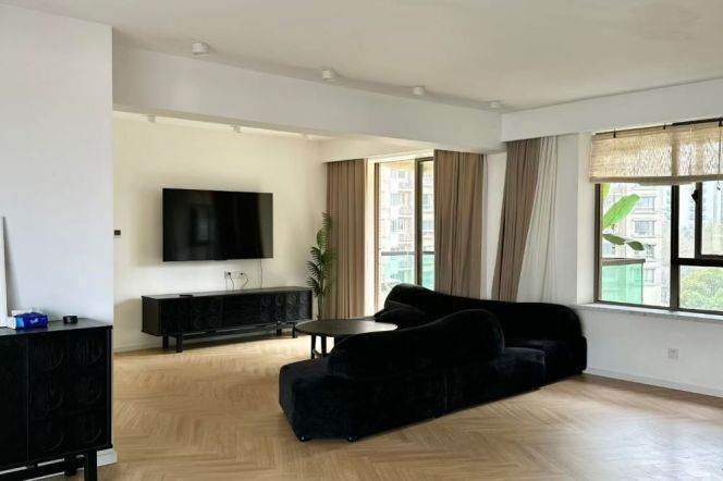 Jiashan Rd metro/2br2bt/central AC/floor heat/oven/balcony