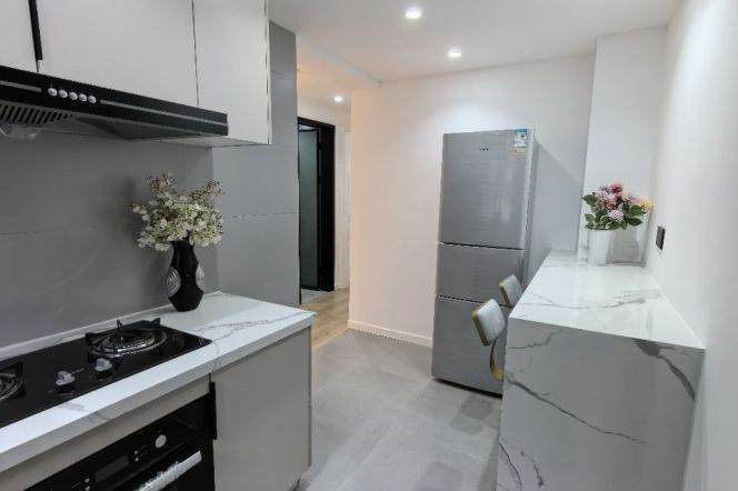 Modern and clean 1 BR 1 LR near Changshu rd station. 