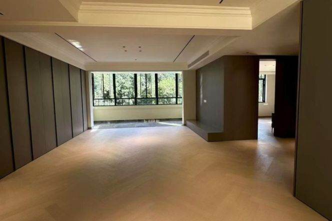 2 Brs, 2 Baths with Open Balcony/Floor heating, Old Apartment, 193 sqm @ Hengshan metro L1