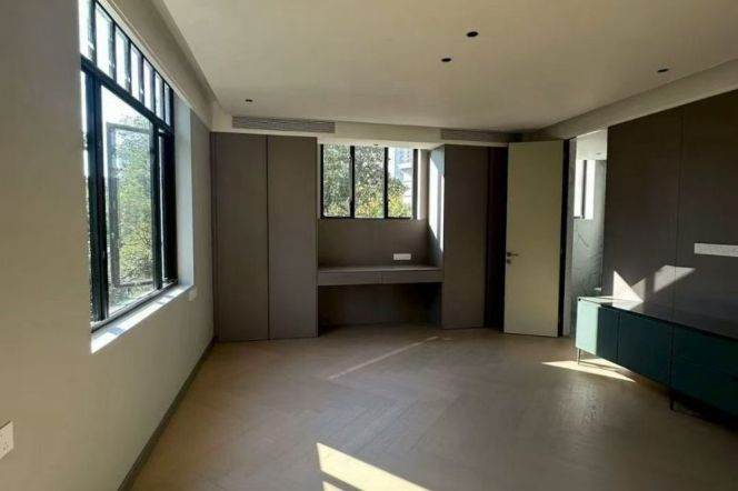 2 Brs, 2 Baths with Open Balcony/Floor heating, Old Apartment, 193 sqm @ Hengshan metro L1