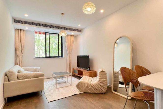 Dong'an rd/spacious 1br 2lr/central AC/oven/bright room/nice location@L4/7