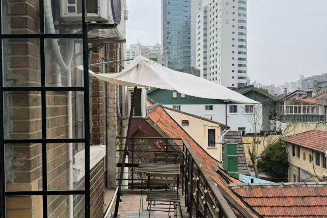 West Nanjing rd 1BR with balcony