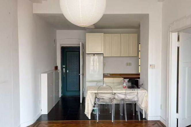 West Nanjing rd 1BR with balcony