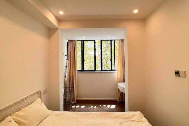 Dong'an rd/spacious 1br 2lr/central AC/oven/bright room/nice location@L4/7