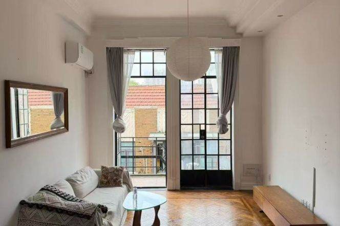 West Nanjing rd 1BR with balcony