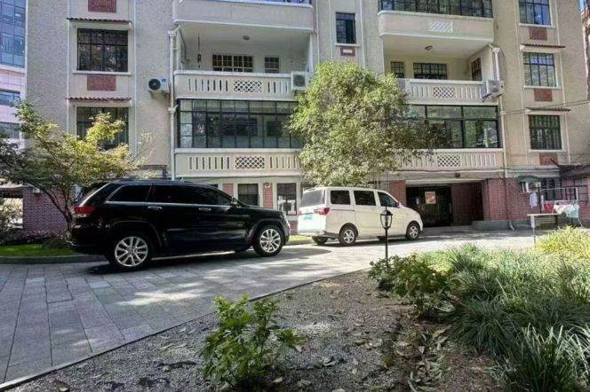 2 Brs, 2 Baths with Open Balcony/Floor heating, Old Apartment, 193 sqm @ Hengshan metro L1