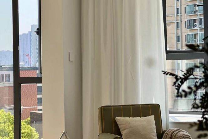 4 Brs, 2 Baths, Floor heating/Central ac/Oven, 190 sqm @ Shanghai west railway station L11