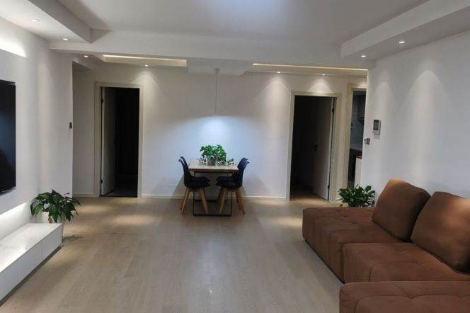 3 Brs, 2 Baths with Balcony/Floor heating/Oven/Dish washer, 150 sqm @ Xinzha metro L1