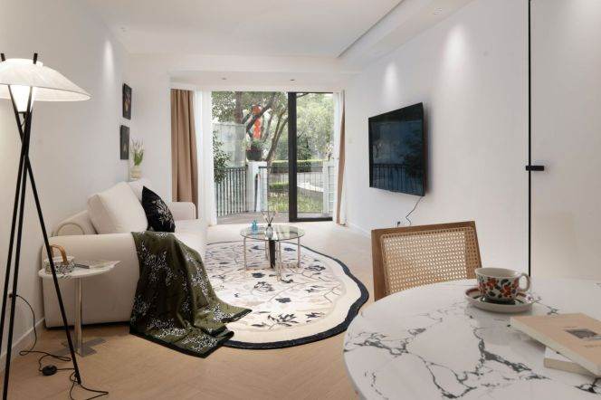  Large Garden Cozy 2BR in Central Xujiahui Floor-to-Ceiling Windows, Central AC & Floor Heating