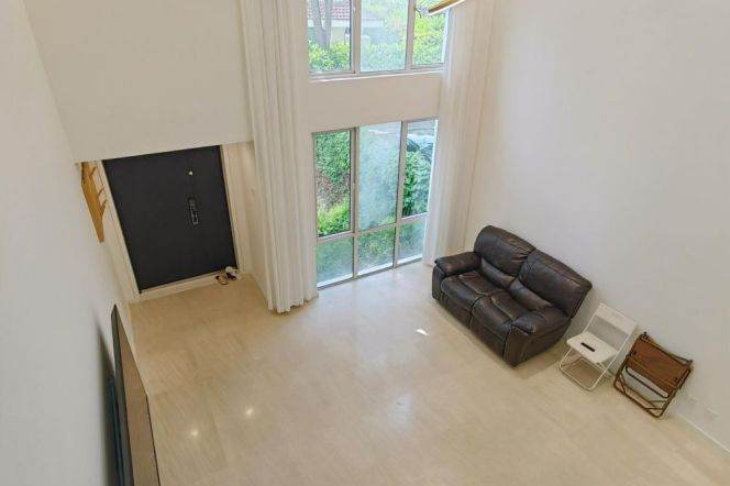 Villa House in PuDong near line 11, 4 br with Garden+ 4 balcony. 10 mins drive to QianTan