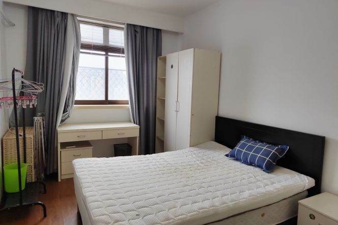Cozy room Zhongshan park / Jiangsu Lu ECNU 