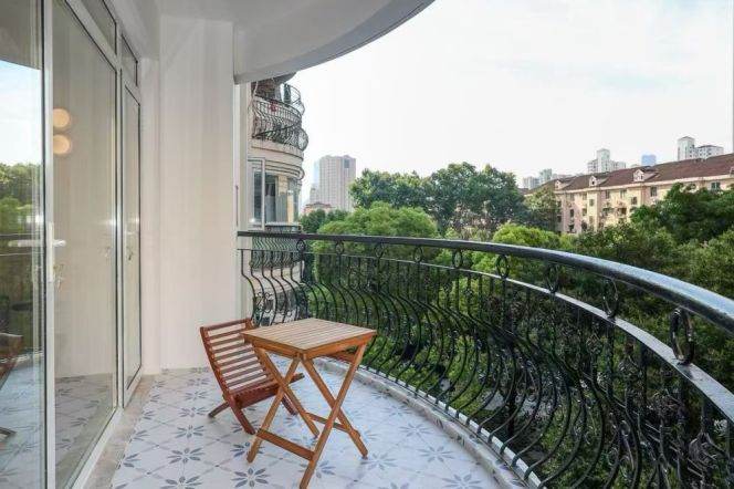 3+1 Rooms, 2 Baths, Open Balcony/Floor heating/Dish washer, 180 sqm @ Zhongshan park L2