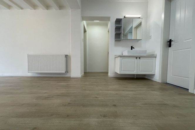 3 Brs, 2 Baths with Big Terrace/Wall heating/Oven, 150 sqm @ Jingan temple L2&7