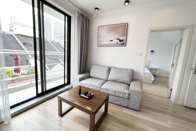 Changping rd 2BR 2BATH with balcony