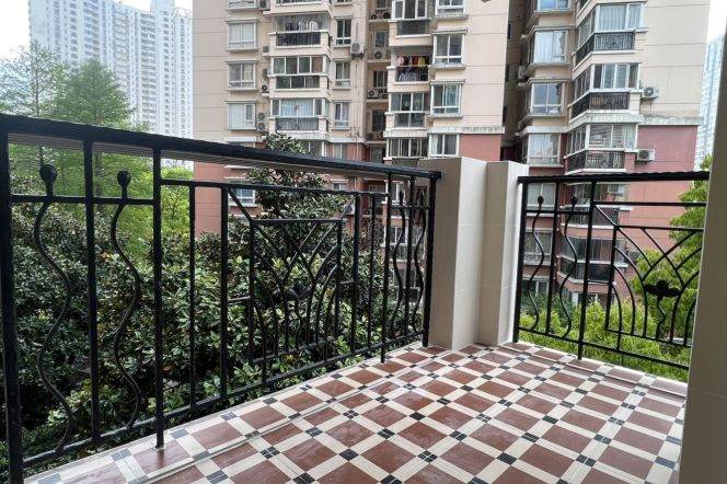 Well Renovated 3BR 2BA Residence w/Balcony+Heating, Lujiazui
