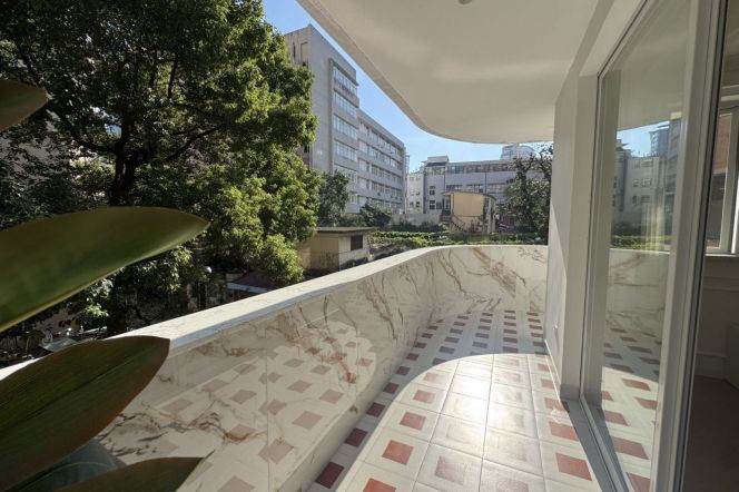 West Nanjing rd big open balcony  / 125sqm / Bright 