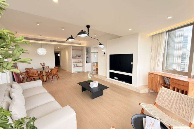 Spacious 3+1BR 200m² Residence with Panoramic Century Park Views