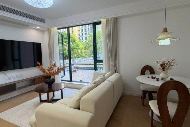 2Bedrooms with big terrance Near 'ZhongShan park'