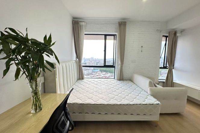 Everbright Convention Center — Sunny High-Floor Studio — 3,800 RMB