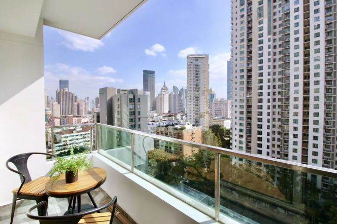 Changping Rd metro/2br2bt/central AC/floor heat/outdoor balcony/oven/free club/tennis court