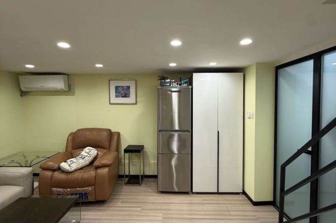 Lovely comfortable  1BR duplex  lane-house next to iapm   